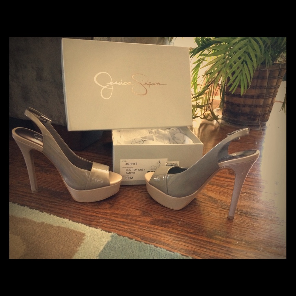Gorgeous Jessica Simpson Grey Pumps